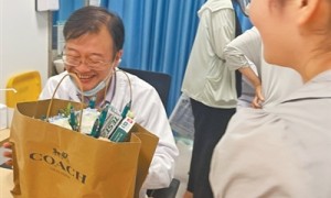 家属送上笔花束 医生开心到“模糊”（暖相册）