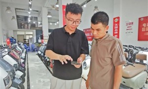 在电动车铺里，年轻镇干部学到什么（干部状态新观察·走进一线探作风）