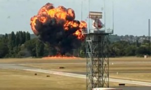 视频丨英国一小飞机起飞不久俯冲坠毁 现场燃起巨大火球