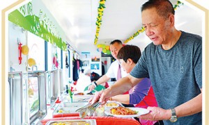 银发旅游列车开出新体验（人民眼·提振消费）