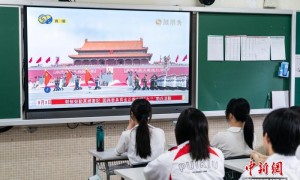 （抗战胜利80周年）香港市民热议九三阅兵：铭记历史、珍爱和平
